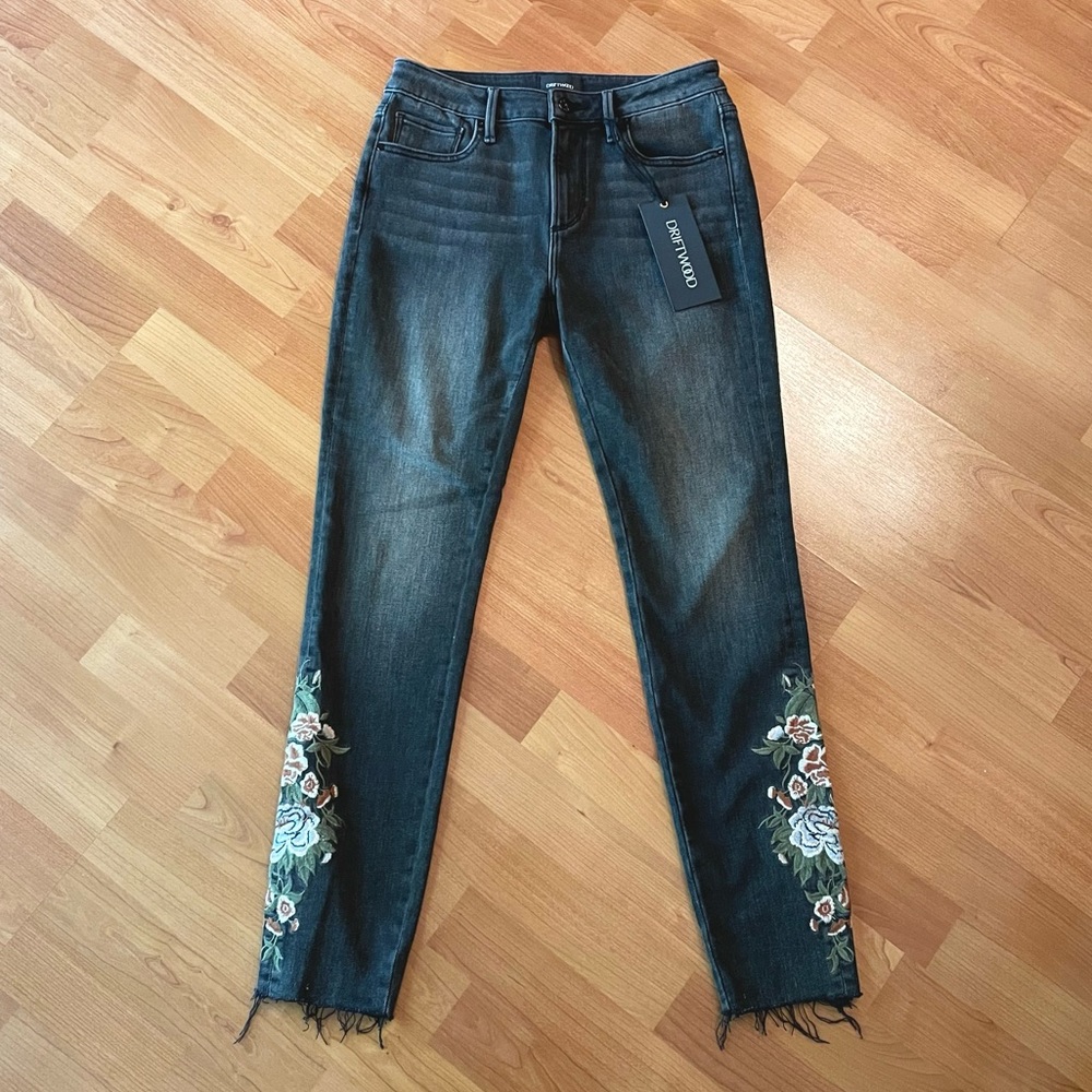 NWT DRIFTWOOD Jackie Ditzy Embroidered Jeans